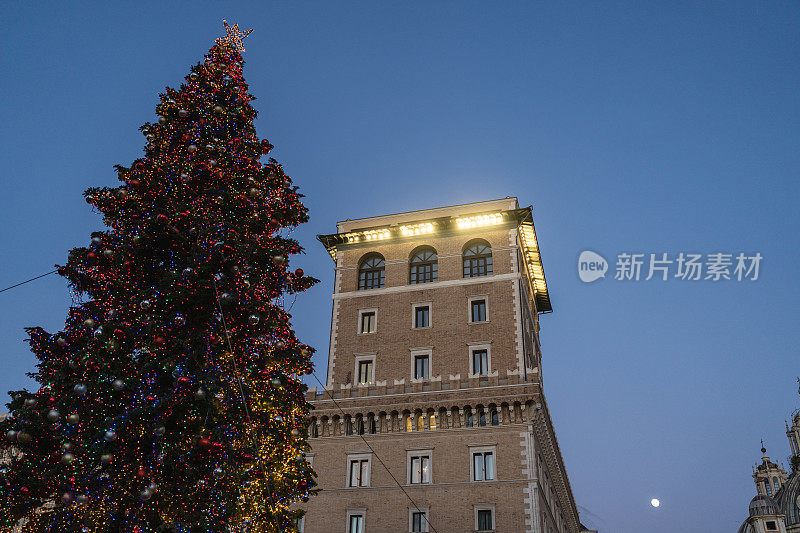 罗马Altare della Patria纪念碑和圣诞树2021年